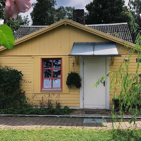 Koka Majina Ar Darzu Blakus Lielupei Nyaraló Jūrkalne